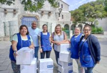 Asistentes escolares se encuentran recibiendo la ayuda escolar